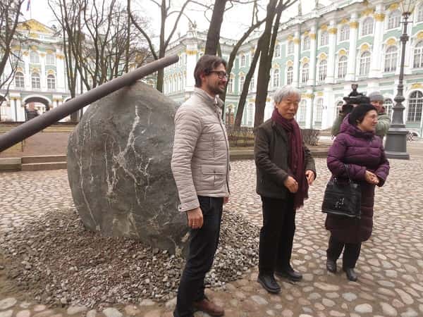 Титан остановился во дворе Эрмитажа