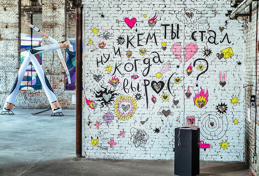 Муралы из зеркал: интервью с Алиной Лутаевой