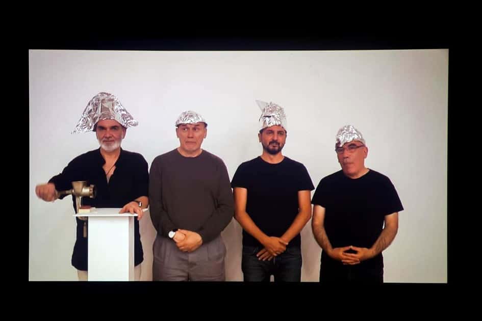 Пир в шапочках из фольги